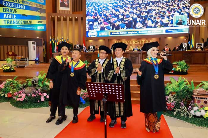 Anang Hermansyah Wisuda Bersama Istri dan Anak di Unair