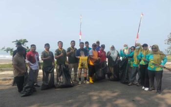 Cisolok Bergerak Selamatkan Lingkungan, Bersatu Bersihkan Pantai Karanghawu