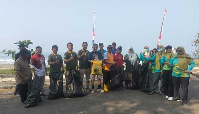 Cisolok Bergerak Selamatkan Lingkungan, Bersatu Bersihkan Pantai Karanghawu