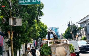 Dishub Kota Sukabumi Poles Rambu Lalu Lintas di Jalan Suryakencana