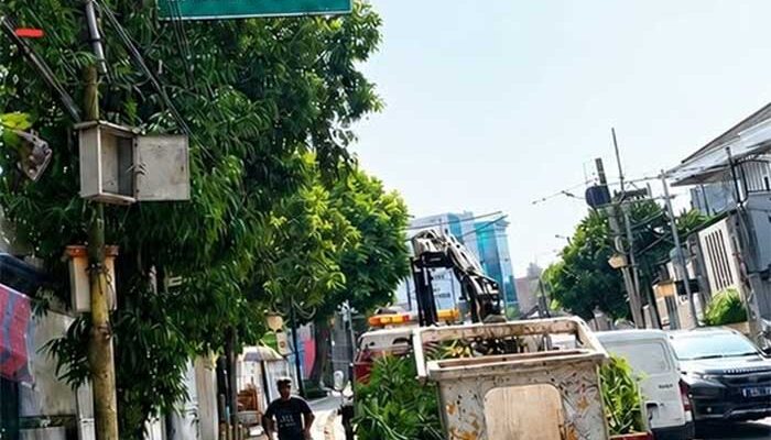 Dishub Kota Sukabumi Poles Rambu Lalu Lintas di Jalan Suryakencana