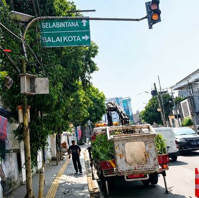 Dishub Kota Sukabumi Poles Rambu Lalu Lintas di Jalan Suryakencana