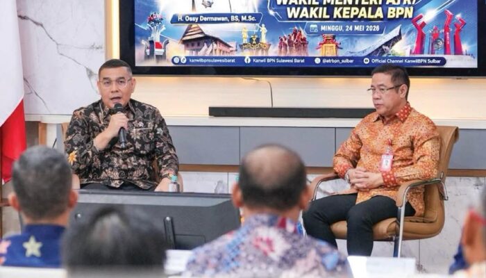 Perkuat Hukum Lahan, Wamen ATR Serahkan Sertipikat Wakaf di Sulbar