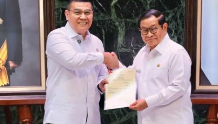 Amankan Aset Jakarta, Wamen Ossy Serahkan 499 Sertipikat ke Pramono Anung