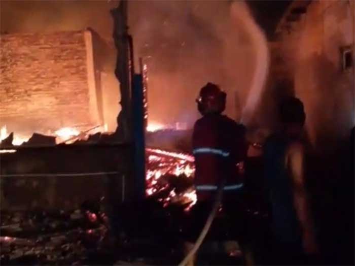 Lima Rumah Ludes Terbakar di Cisolok 
