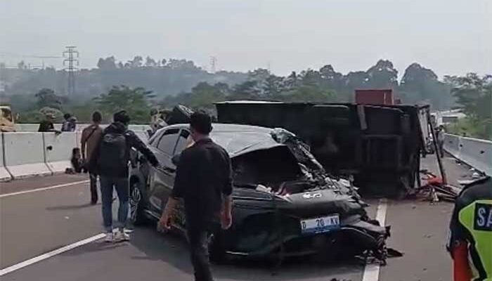 Mobil Listrik Hantam Truk Box di Tol Bocimi KM 70