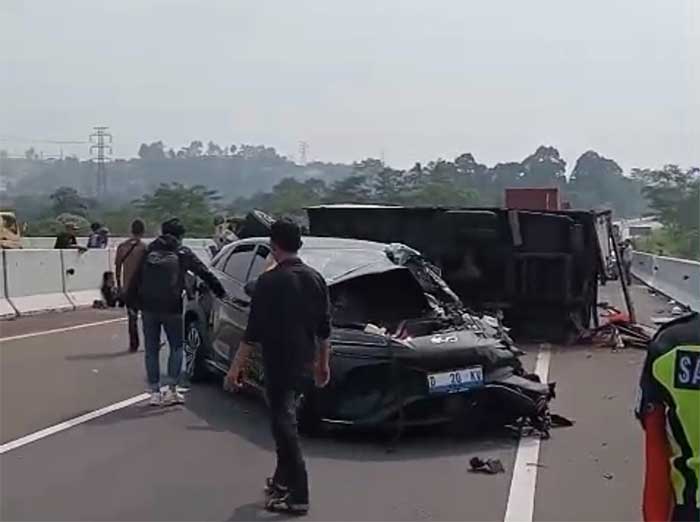 Mobil Listrik Hantam Truk Box di Tol Bocimi KM 70