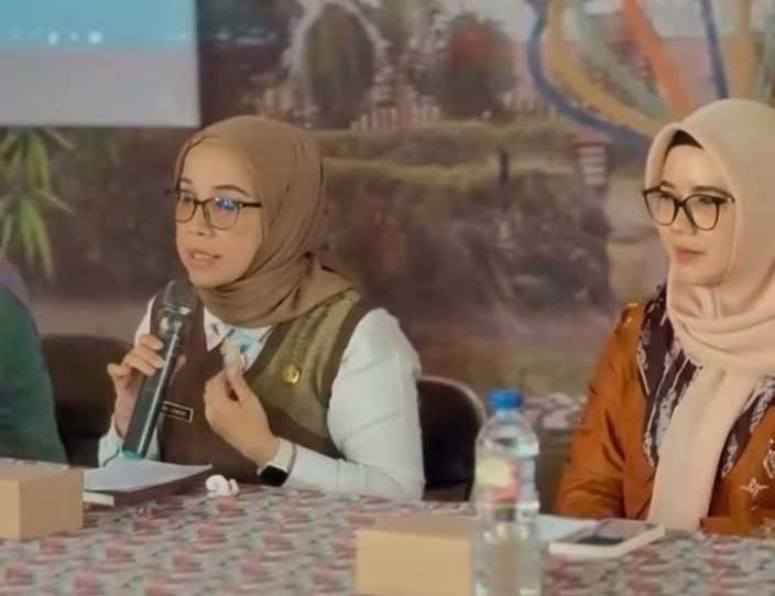 Kepala DKUKM Kabupaten Sukabumi, Sri saat membuka kegiatan Pelatihan
