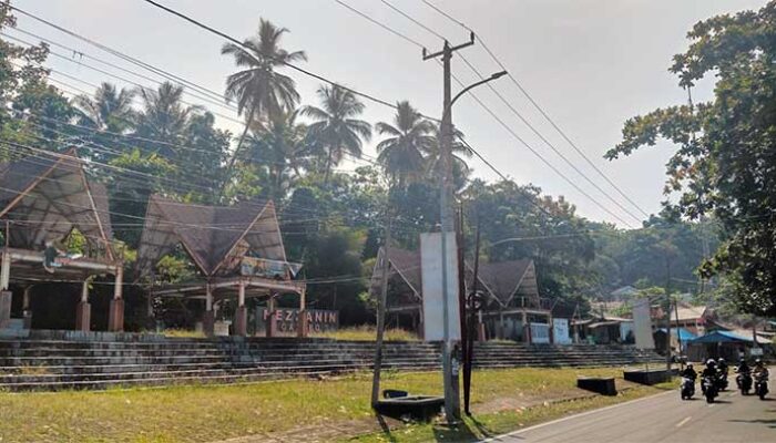 Mezzanin Gazebo Pantai Karanghawu Sukabumi Dibiarkan Rusak, Ikon Wisata Kian Memudar
