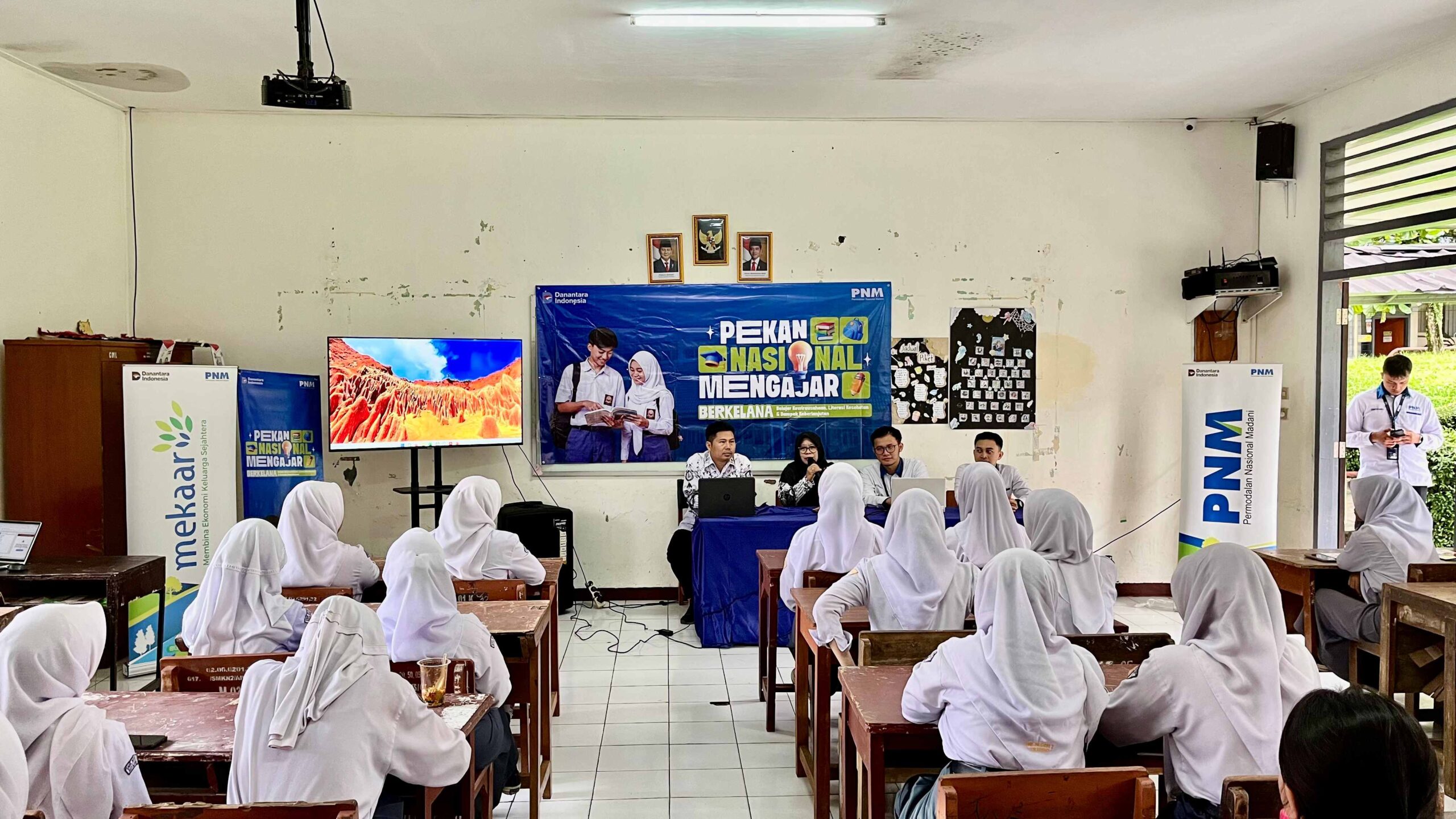 PNM Perluas Makna Pemberdayaan di Masyarakat; Tebarkan Buku, Sebarkan Pakaian, dan Tanam 29 Ribu Pohon
