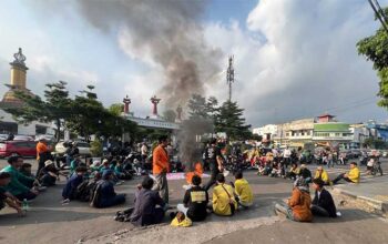 Pendopo Sukabumi Dikepung, Mahasiswa Bakar Ban dan Blokade Jalan Ahmad Yani