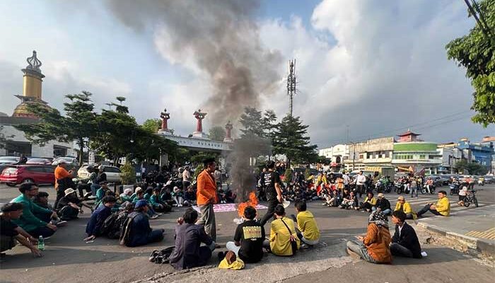 Pendopo Sukabumi Dikepung, Mahasiswa Bakar Ban dan Blokade Jalan Ahmad Yani