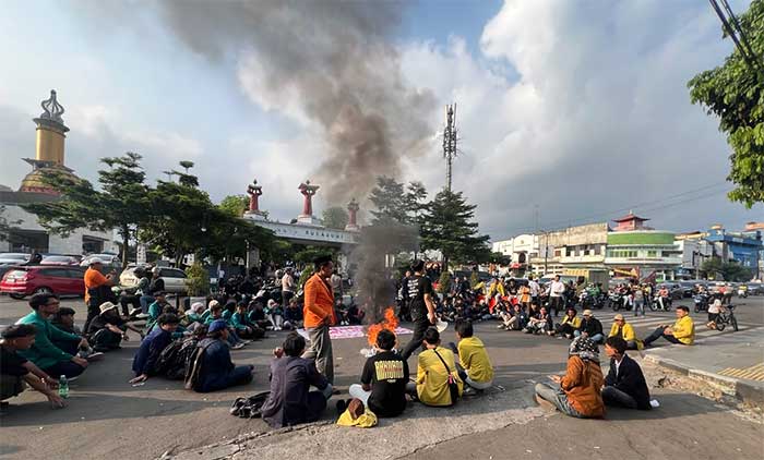 Pendopo Sukabumi Dikepung, Mahasiswa Bakar Ban dan Blokade Jalan Ahmad Yani