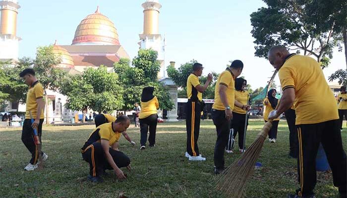 Sambut Hari Bhayangkara, Polres Sukabumi Kota Bersih-Bersih Tempat Ibadah
