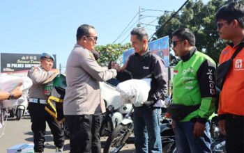 Polresta dan HDCI Sukabumi Berbagi, Ojol Dapat Helm Yatim Tersenyum
