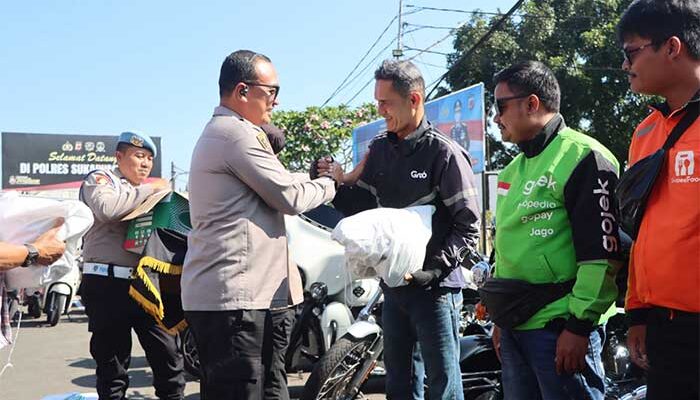 Polresta dan HDCI Sukabumi Berbagi, Ojol Dapat Helm Yatim Tersenyum