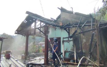 Rumah Alat Rias di Cibadak Terbakar