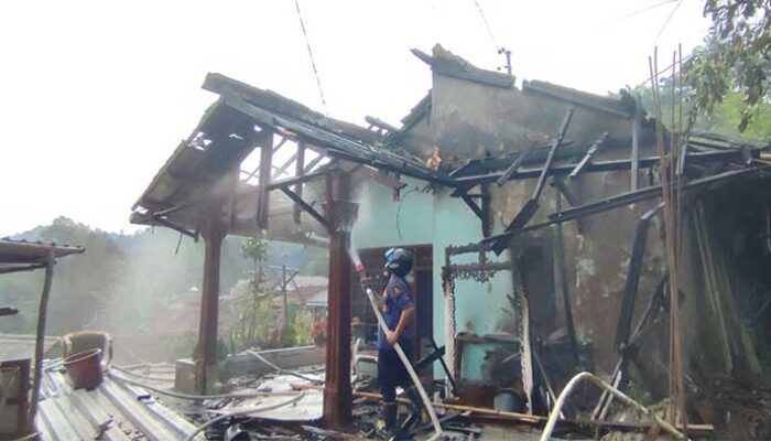 Rumah Alat Rias di Cibadak Terbakar