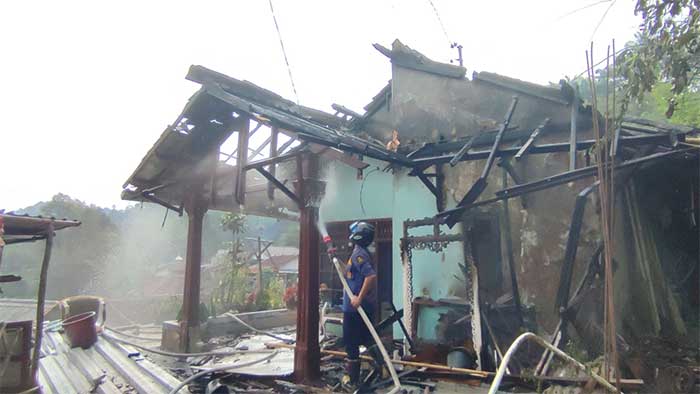 Rumah Alat Rias di Cibadak Terbakar