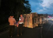 Truk Terguling di Cisaat