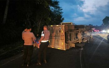 Pecah Ban, Truk Colt Diesel Terguling di Cisaat
