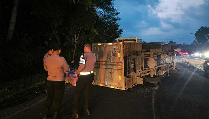 Pecah Ban, Truk Colt Diesel Terguling di Cisaat