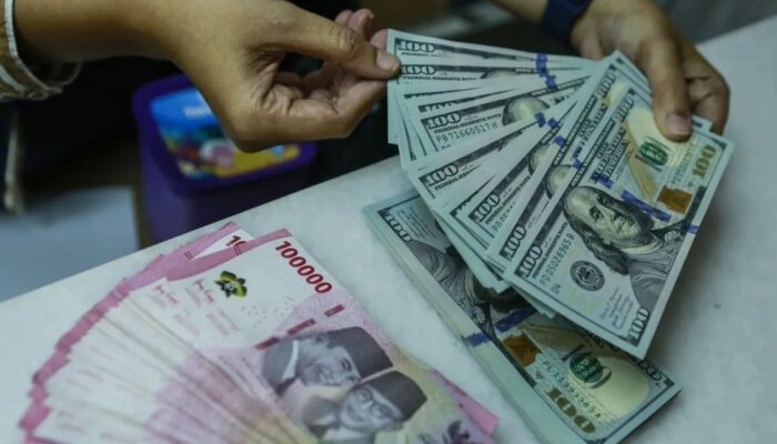 Rupiah Tembus Rp18.015 per Dolar AS, Terlemah!