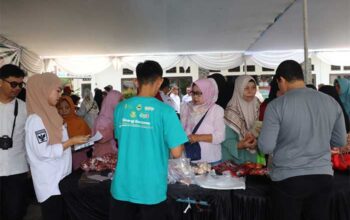 Warga Cibeureum Sukabumi Berburu Sembako Harga Miring