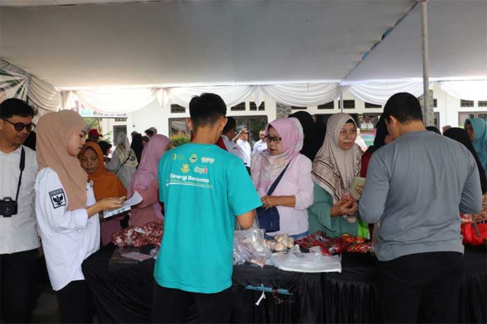 Warga Cibeureum Sukabumi Berburu Sembako