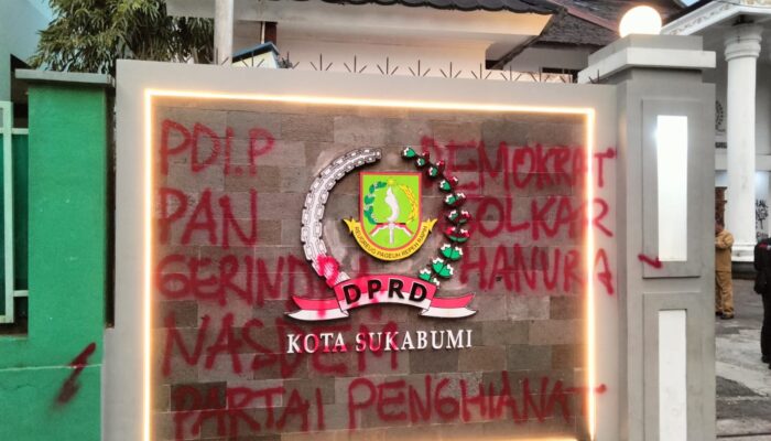 Coretan Kritik Hiasi Dinding DPRD Kota Sukabumi