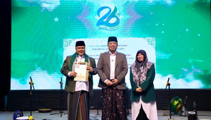 Nusron Wahid Serahkan Sertipikat Wakaf Yaspida Sukabumi