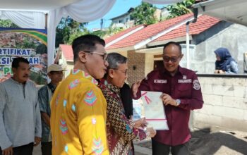 Ayep Zaki Serahkan Sertifikat dan Rumah untuk Warga Cipelang Herang