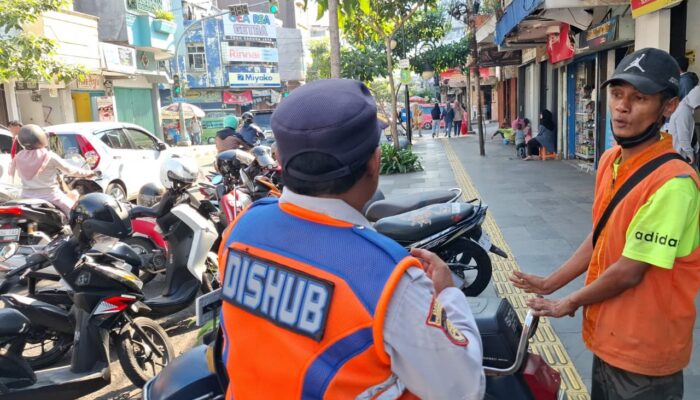 Dishub Kota Sukabumi Sisir Parkir Liar, Trotoar Dikembalikan untuk Pejalan Kaki