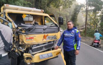 Dua Truk Bertabrakan di Bantargadung, Sopir Terjepit Kabin