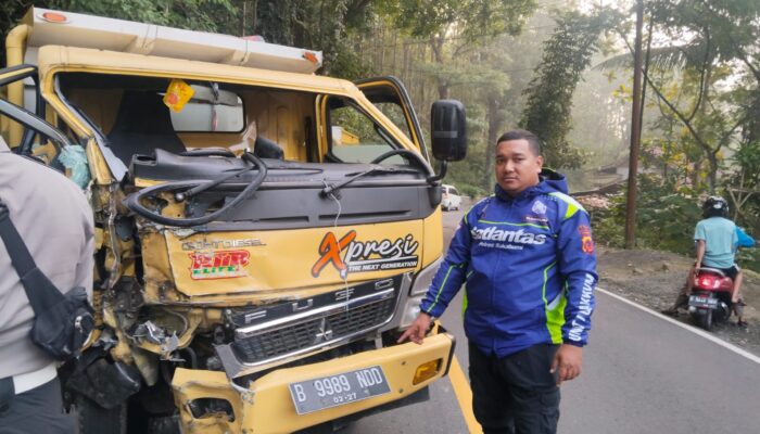 Dua Truk Bertabrakan di Bantargadung, Sopir Terjepit Kabin