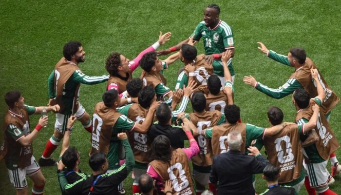 Drama Tiga Kartu Merah Warnai Laga Perdana Piala Dunia Grup A