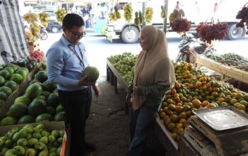 Mantri BRI unit Cibadak Ikhsan pada saat meninjau lokasi kios Ratu Mandiri milik Bety Sulatri (38)