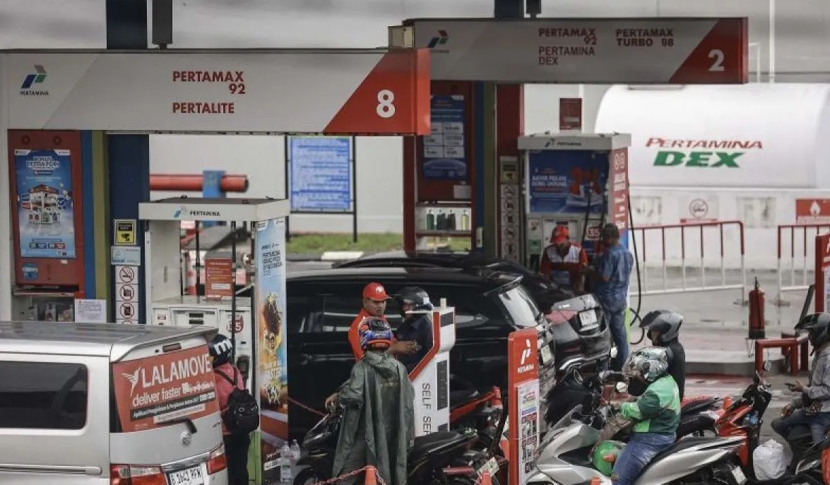 Pertamina Patra Niaga resmi menaikkan harga Pertamax dan Pertamax Green mulai 10 Juni 2026. Pertamax naik dari Rp12.300 menjadi Rp16.250 per liter, sementara Pertamax Green dari Rp12.900 menjadi Rp17.000 per liter.