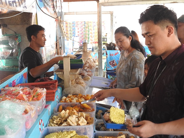 Mantri BRI Unit Karang Tengah Cibadak pada saat ikut jajan di Warung Seblak teh Ita.