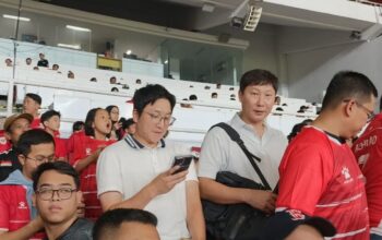 Pelatih timnas Vietnam, Kim Sang-sik, menyaksikan langsung laga uji coba Indonesia kontra Mozambik di Stadion Utama Gelora Bung Karno, Jakarta. Kehadirannya menarik perhatian karena Indonesia dan Vietnam akan bertemu di Grup A Piala ASEAN 2026 pada 3 Agustus mendatang.