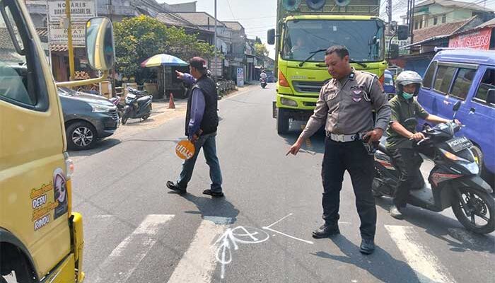 Dump Truck Hantam Dua Motor di Cicurug