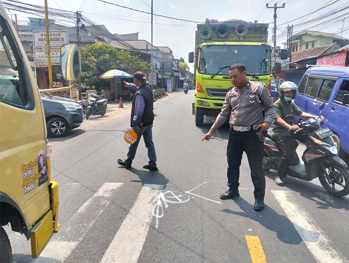 Dump Truck Hantam Dua Motor di Cicurug