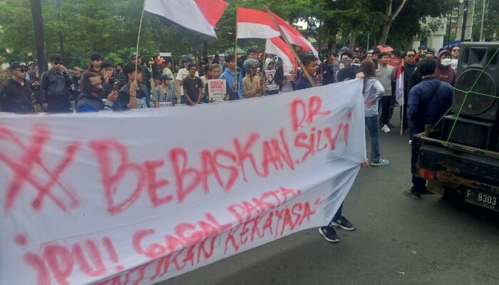 Kawal Sidang Putusan dr. Silvi, Mahasiswa Serbu Kejari Kota Sukabumi