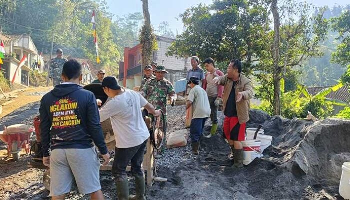 Kebersamaan Satgas TMMD dan Warga, Ringankan Pengerjaan Jalan Penghubung Watuduwur-Kalibawang
