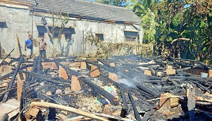 Rumah Panggung di Jampangkulon Hangus