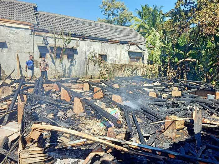 Rumah Panggung di Jampangkulon Hangus