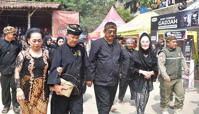 Seren Taun ke-447 Kasepuhan Sinaresmi Sukabumi, Ribuan Warga Padati Kampung Adat