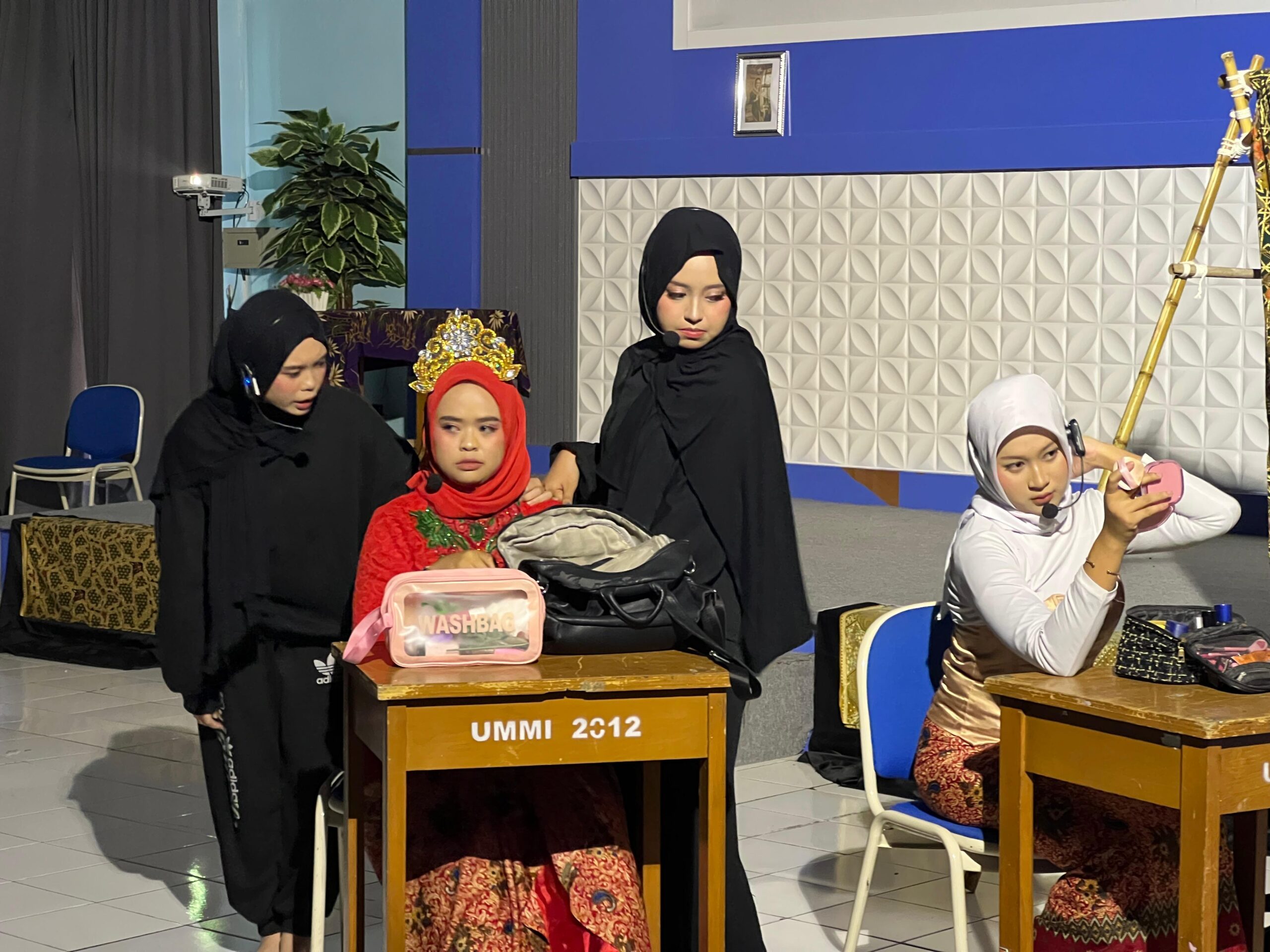 Mahasiswa Sastra Inggris UMMI tampil memukau lewat teater 'Pasini'.