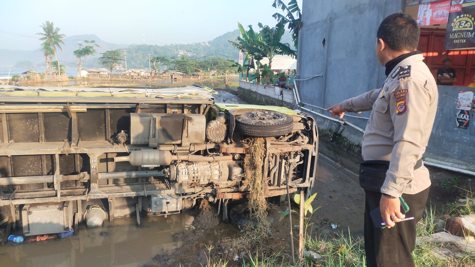 Sopir Tak Hafal Jalur, Truk Hino Terjun ke Sawah di Cisolok