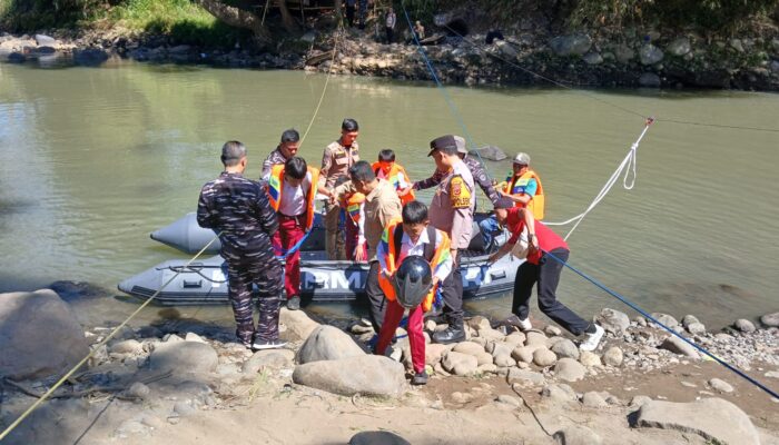 BPBD dan Koarmada RI Ganti Perahu Penyeberangan Warga Jampangtengah